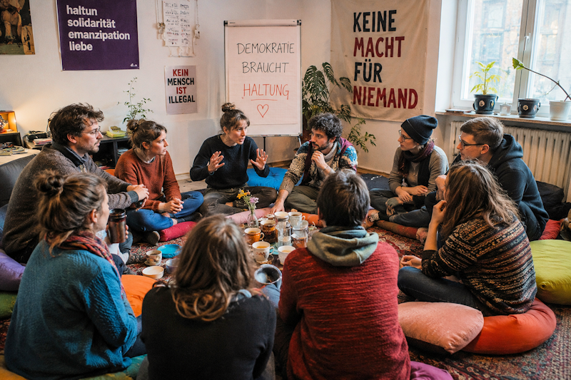 Narrative Resilienzräume gegen demokratieskeptische Diskursverschiebungen