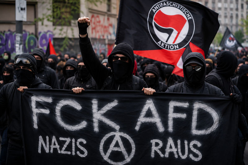 Wenn die selbsternannten Demokratie-Retter die Demokratie niedertrampeln