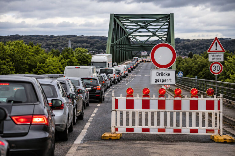 Brücke gesperrt