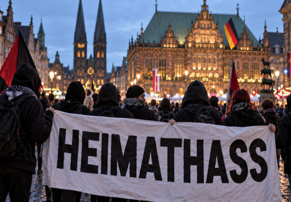 Demonstranten mit Banner vor Bremens Rathaus