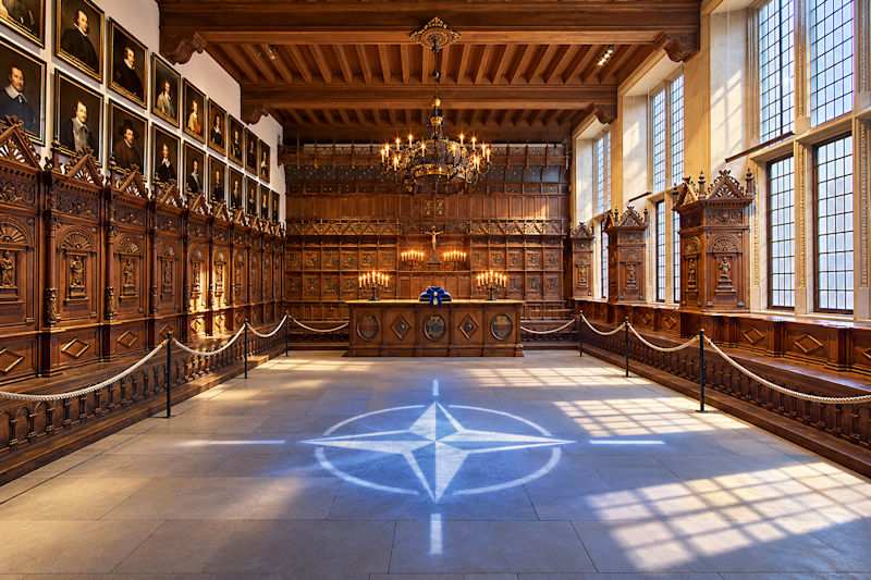 Friedenssaal mit blauem NATO-Kompass